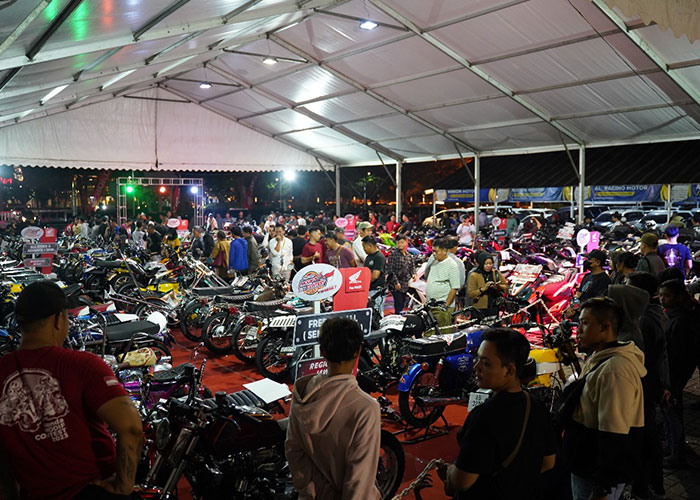 Pengunjung antusias melihat motor-motor modifikasi dalam Honda Modif Contest (HMC) 2023 Region Jawa di Sentra Niaga Solo Baru, Sabtu (23/9/23).