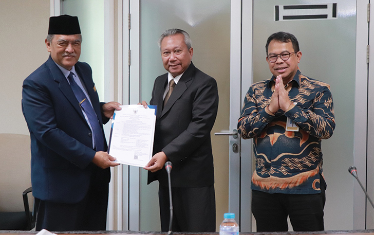 Penyerahan SK dari Kemendikbudristek terkait pengangkatan dua guru besar UMS.