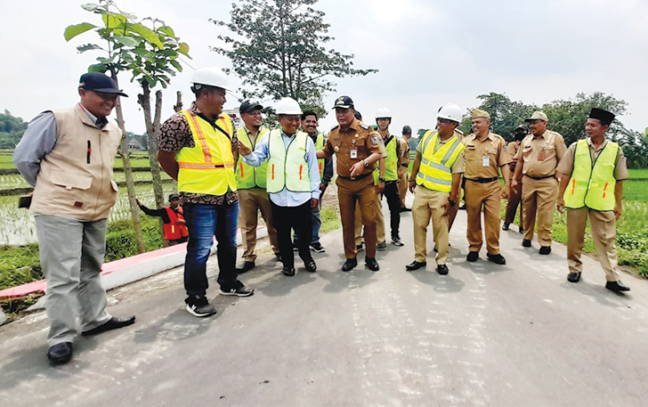 SIDAK: Bupati Karanganyar Juliyatmono (tengah) melihat proyek jalan di Pulosari, Desa Macanan, Kecamatan Kebakkramat. OPD diminta segera menyusun rencana infrastruktur.