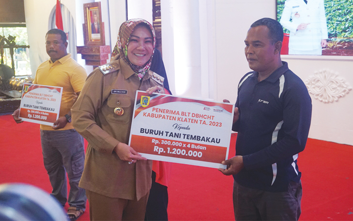 BERI PERHATIAN: Bupati Klaten Sri Mulyani menyalurkan BLT DBHCHT kepada perwakilan penerima di Pendapa Pemkab Klaten, Senin (25/9).