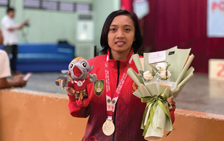 Dwi Ani Retno Wulan, Atlet kickboxing berparas cantik saat mendapatkan medali di ajang Porprov 2023.