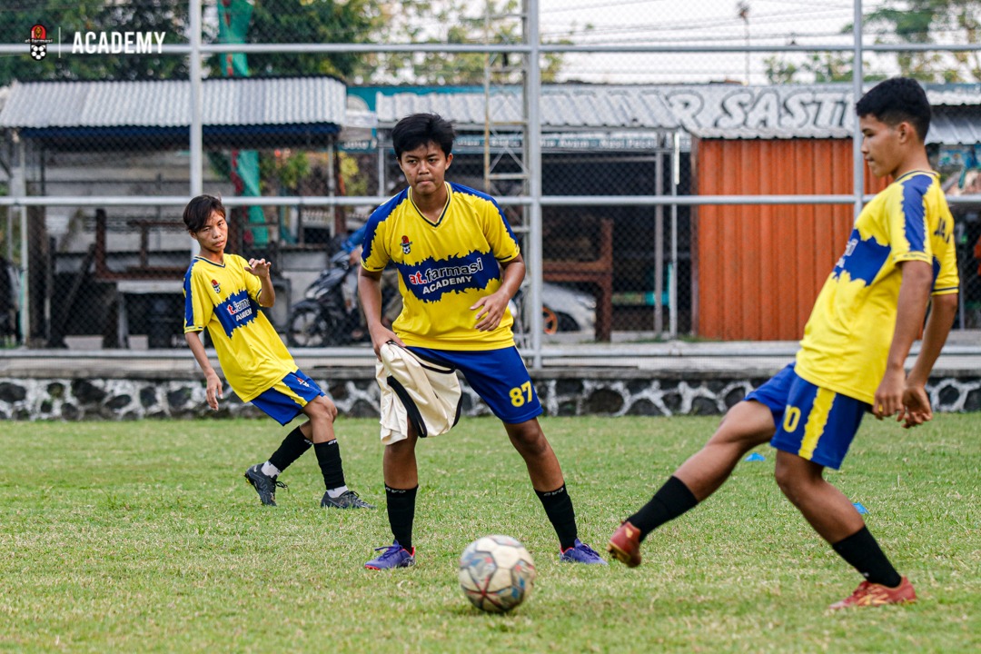 Penggawa AT Farmasi U-17 tengah mempersiapkan diri menuju Piala Soeratin U-17 musim ini.