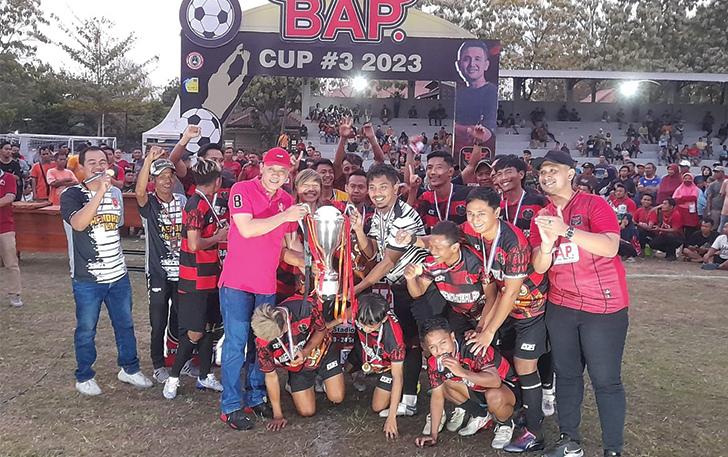 Ketua DPRD Kabupaten Karanganyar Bagus Selo saat memberikan Piala kemenangan BAP Cup #3 kepada kesebelasan FCK Waru di Stadion Raden Mas Said, Minggu (24/9) sore.