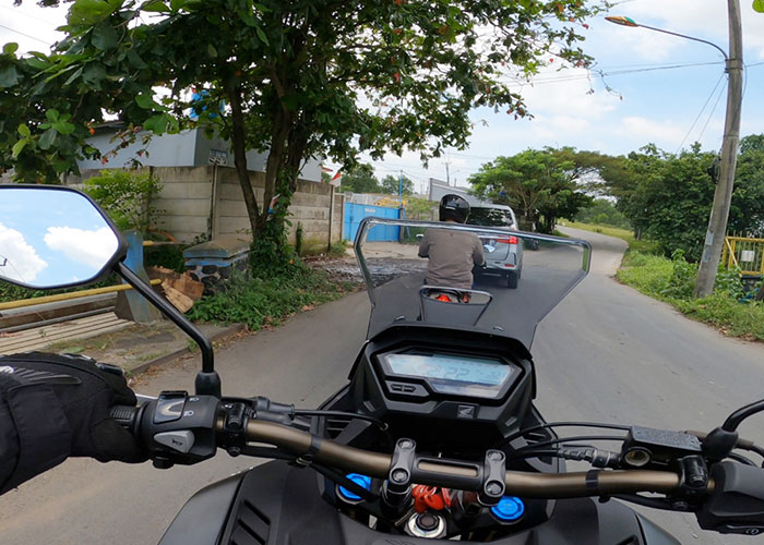 Ilustrasi jagak jarak aman saat berkendara beriringan.