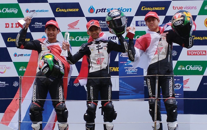 Pebalap binaan PT Astra Honda Motor (AHM) ) Decksa Almer Alfarezel (tengah) yang berhasil pastikan juara di ajang balap Honda Thailand Talent Cup (TTC) 2023.