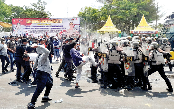 HARUS DICEGAH: Simulasi penanganan kerusuhan dalam pemilu di plasa Alun-Alun Karanganyar, kemarin (25/9)
