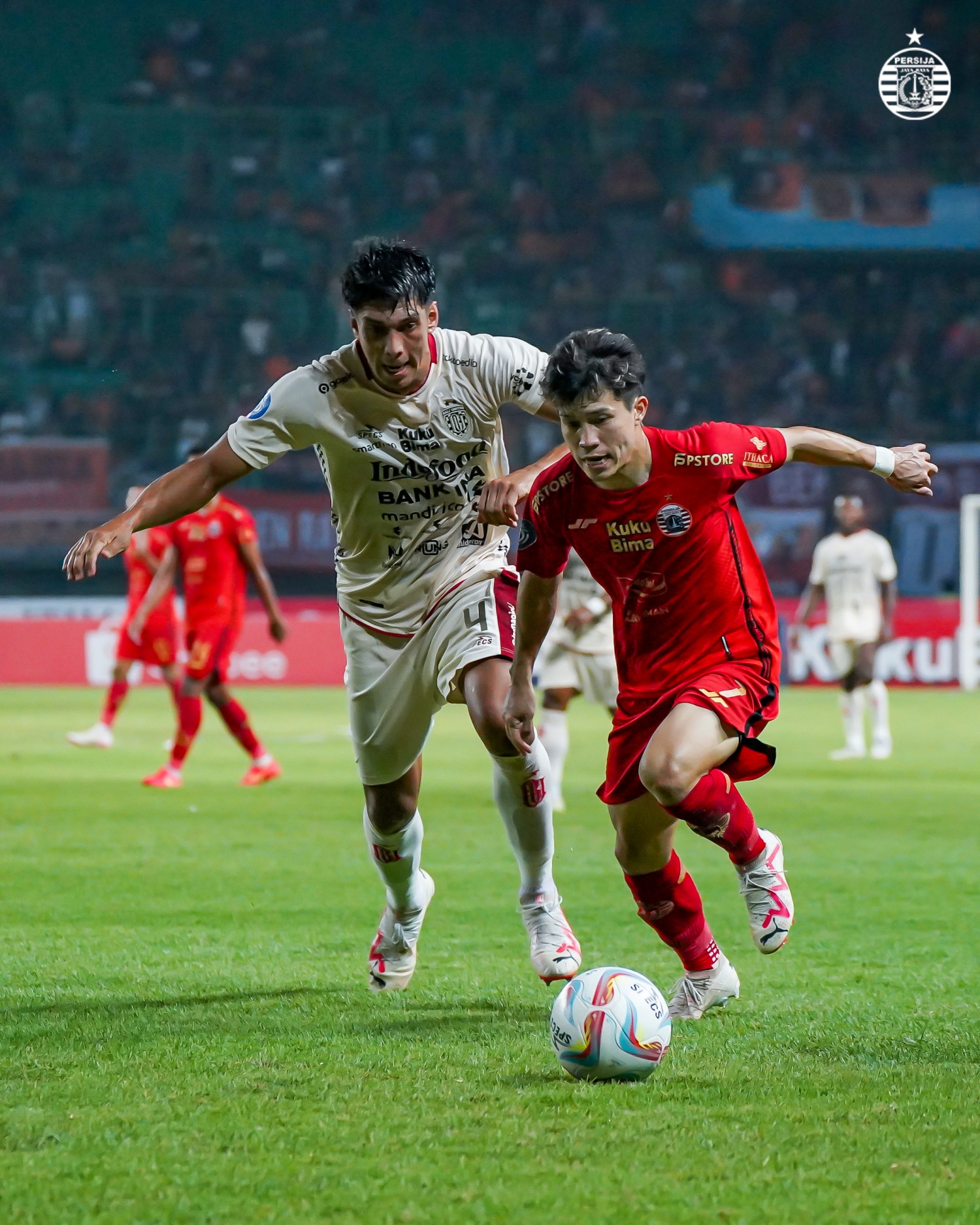 PUSAT PERHATIAN: Gelandang Persija Jakarta ryo Matsumura (kanan) saat melawan Bali United, pekan lalu.