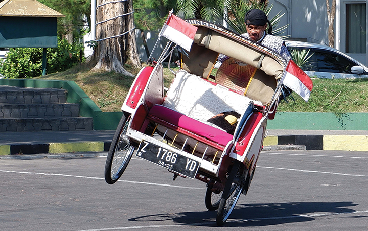 ATRAKTIF: Aksi freestyle becak wisata di sela bimbingan teknis angkutan wisata di Kota Bengawan, kemarin (16/9).