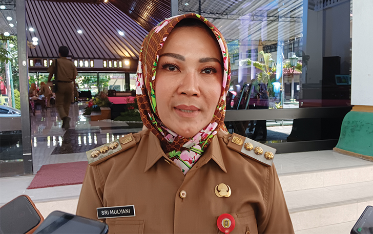 Bupati Klaten Sri Mulyani saat menjawab pertanyaan pers.