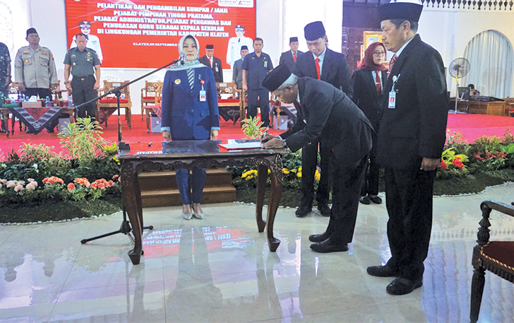 ISI KEKOSONGAN: Bupati Klaten Sri Mulyani lantik 422 guru hingga pejabat, kemarin.