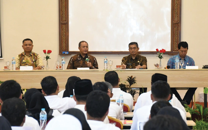 RAKOR: Bupati Juliyatmono saat beri pembinaan kepala desa.
