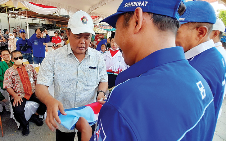 JAGA KETERTIBAN: Bupati Juliyatmono beri arahan pengurus parpol usai pemasangan bendera parpol, Selasa (26/9).