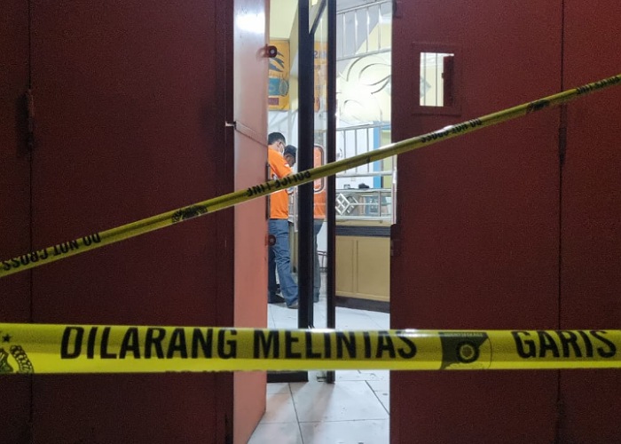 Toko Emas Sriti di Ampel, Boyolali yang menjadi sasaran percobaan peramporan, dipasangi garis polisi, Kamis (28/9).