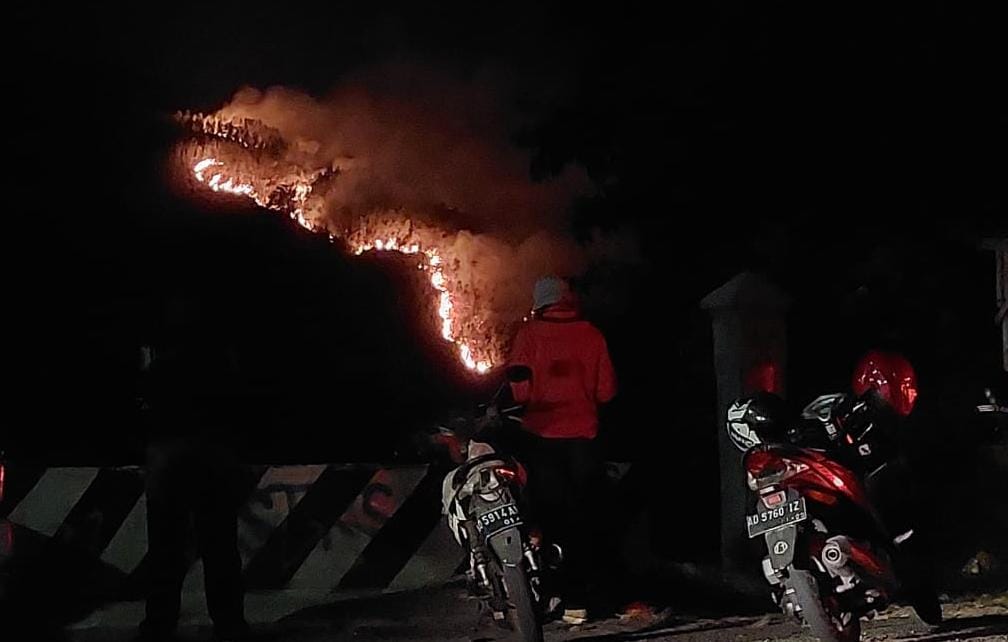 Api yang membakar semak belukar di sisi selatan Gunung Lawu, Kabupaten Karanganyar terus membesar