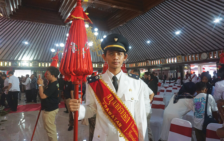 VISIONER: Sabiq Muhammad usai dilantik menjadi kades Prawatan di Pendapa Pemkab Klaten, kemarin (27/9).
