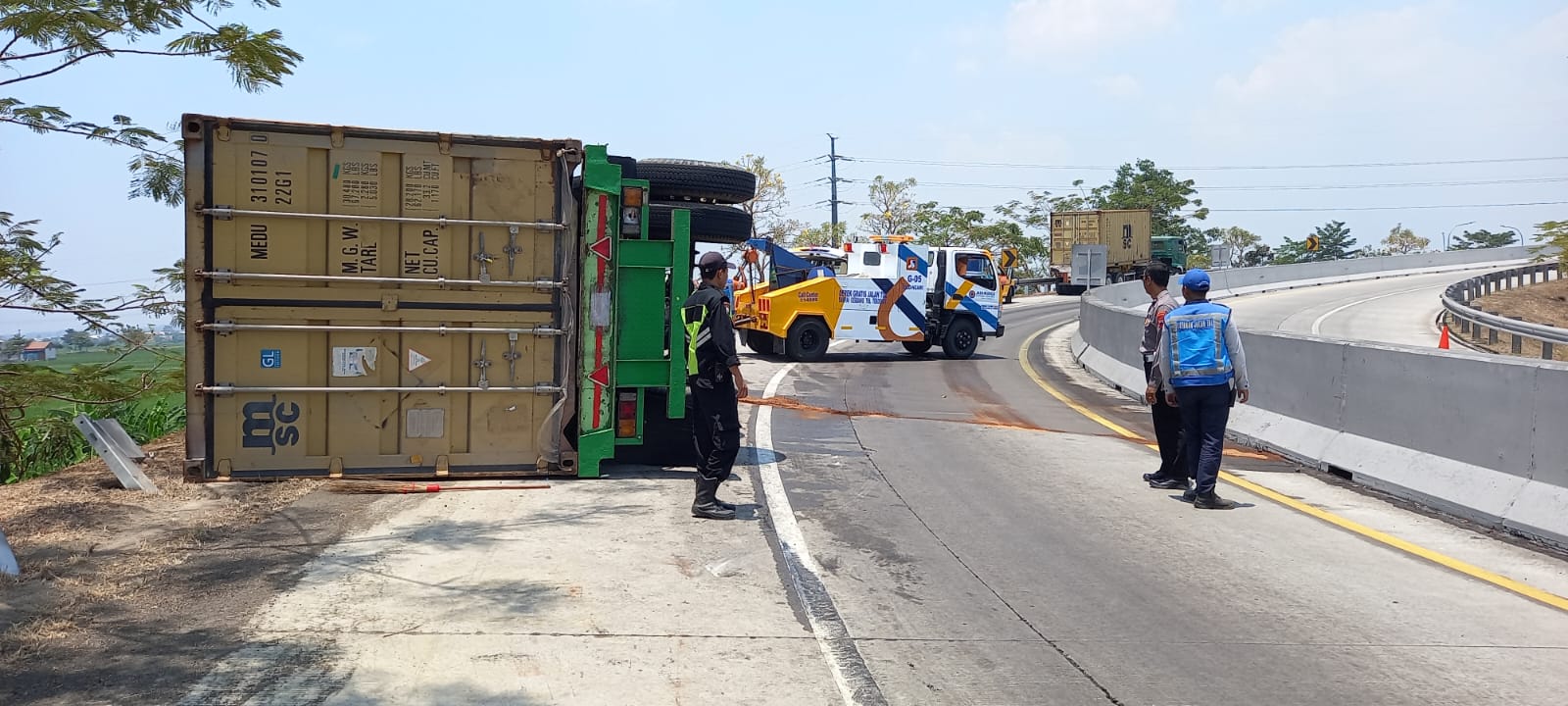 Truk kontainer nomor polisi H 8119 OG terguling di tikungan tol Solo-Sragen, tepatnya KM 514, Gondangrejo, Karanganyar, Kamis (28/9/2023) sore.