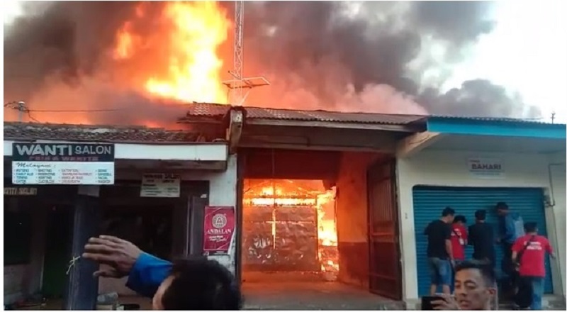 Pasar Slogohimo, Kabupaten Wonogiri terbakar, Kamis (28/9/2023). (DOK.WARGA)