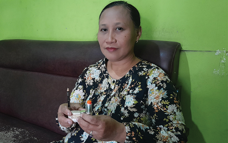 TOTALITAS: Novianti menunjukkan alat perias jenazah.