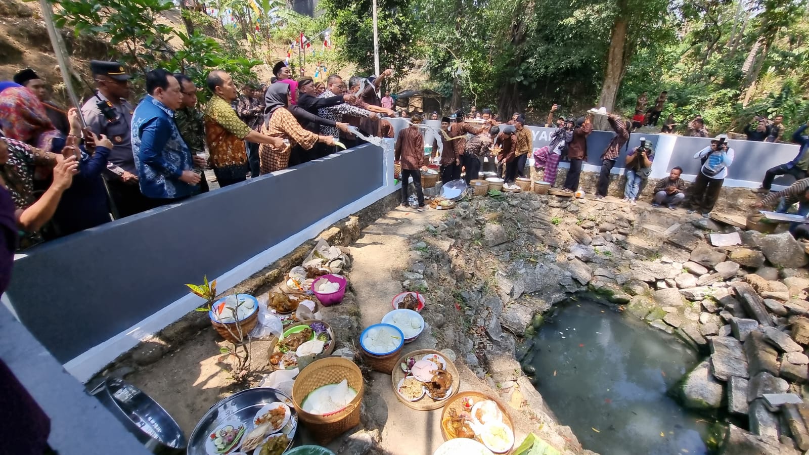 Tradisi udan buyut untuk meminta hujan kepada Tuhan Yang Maka Kuasa dengan menyiramkan dawet ke Sendang Mande Rejo di Desa Banyuanyar, Kecamatan Ampel, Kabupaten Boyolali, Jumat (29/9/2023).