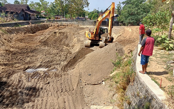PENDANGKALAN: Alat berat dikerahkan untuk mengekeruk sedimentasi di dasar Bendung Kepatihan, Kecamatan Selogiri, Kabupaten Wonogiri, belum lama ini (28/9).