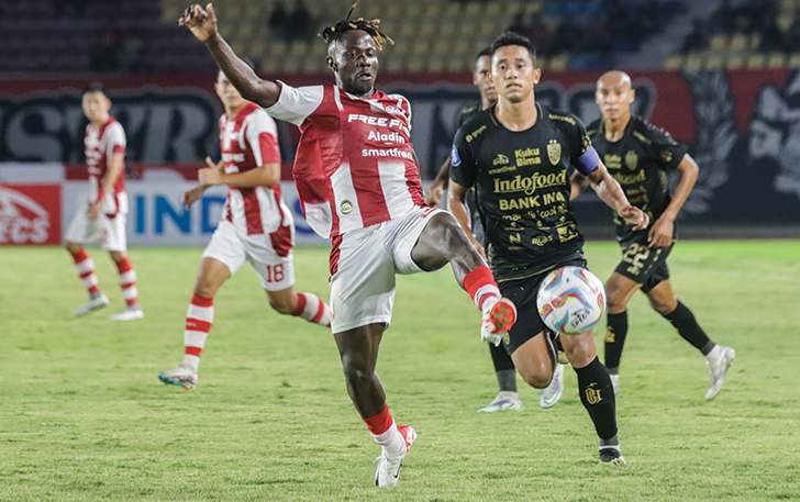 CALON MUSAFIR: Moussa Sidibe saat bermain dengan Persis Solo melawan Bali United di Stadion Manahan, Agustus lalu.