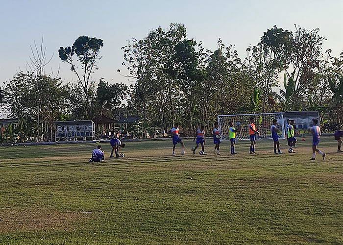Sejumlah anak berlatih sepak bola bersama SSB di lapangan Desa Purwosuman.