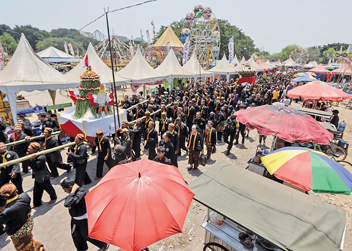 Gerebeg Sekaten yang melintas di tengah-tengah pasar rakyat Sekaten di Alun-Alun Utara Keraton Surakarta, Kamis (28/9).