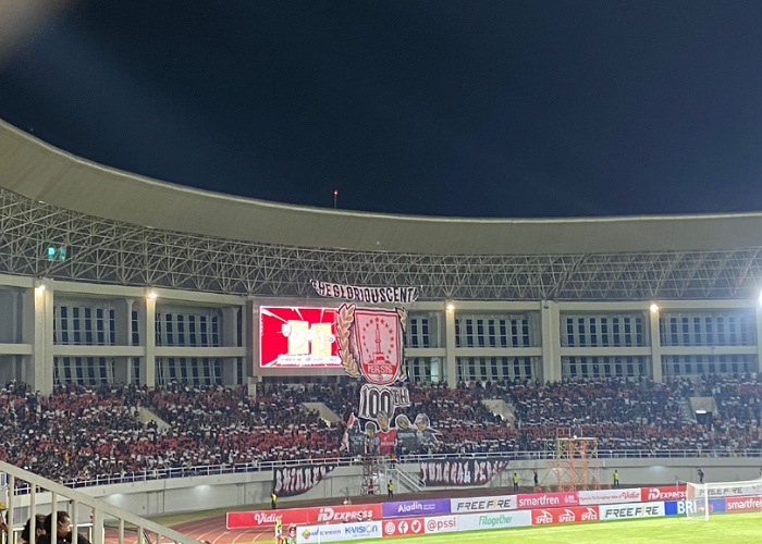 Supoter padati tribun Stadion Manahan dalam laga Persis Solo vs Persija Jakarta, Sabtu (30/9) malam.