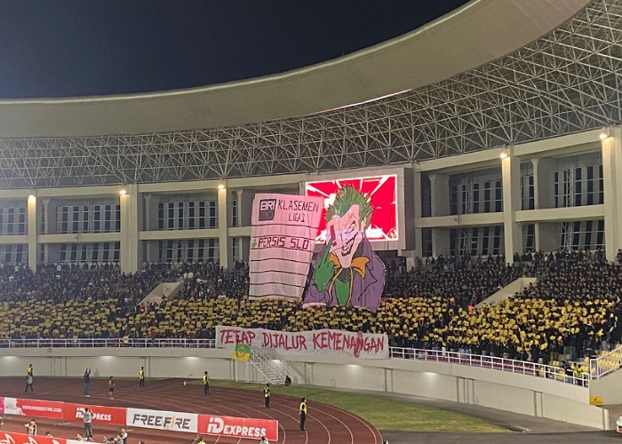 Suguhan kreatif suporter Persis Solo tersaji di Stadion Manahan, malam ini (30/9).