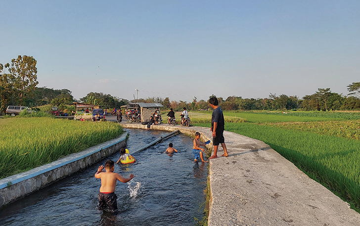 MENYEGARKAN: Warga menikmati kejernihan Kali Talang Desa Nepen, Kecamatan Teras, Boyolali.