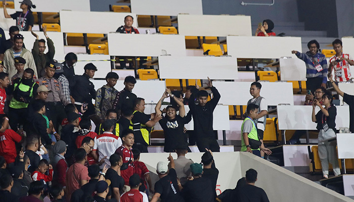 PINDAH TRIBUN: Suporter PSIS Semarang ketahuan hadir duduk di tribun VIP Stadion Manahan, 16 September.