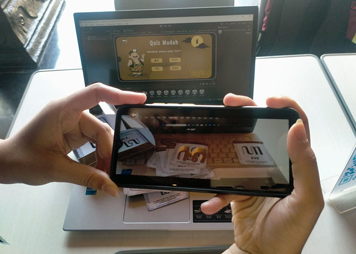 Aplikasi Hancaraka yang menunjukkan tampilan aksara Jawa berbentuk 3D di layar handphone.