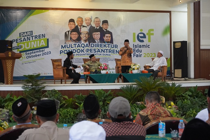 Staf Khusus Menteri Koordinator Bidang Pembangunan Manusia dan Kebudayaan Ravik Karsidi sampaikan paparan pada multaqa direktur ponpes di Ponpes Assalaam, Sukoharjo, Sabtu (30/9/2023).