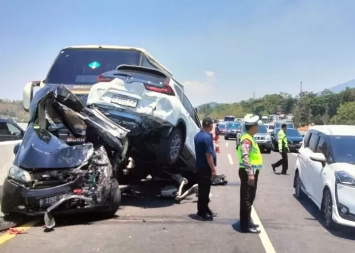 Enam kendaraan bermotor terlibat kecelakaan beruntun di KM 422 jalur B ruas Tol Semarang-Solo, di wilayah Kota Semarang, Sabtu (30/9).