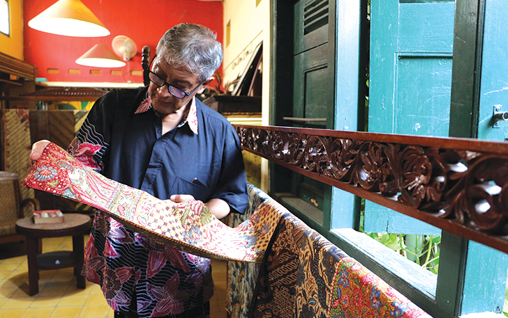 Alpha Febela Priyatmono, Ketua Forum Pengembangan Kampung Batik Laweyan (FKKBM) menunjukkan batik koleksi miliknya.