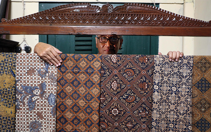 Alpha Febela Priyatmono, Ketua Forum Pengembangan Kampung Batik Laweyan (FKKBM) menunjukkan batik koleksi miliknya.