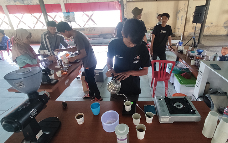 HARI KOPI SEDUNIA: Barista menyeduh kopi di lantai 3 Pasar Kota Wonogiri, Minggu (1/9).