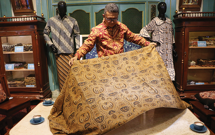 Pemprakarsa Paguyuban Kampung Wisata Batik Kauman Solo Gunawan Setiawan menunjukkan koleksi batiknya.