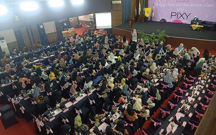 Ratusan mahasiswa/mahasiswi Jurusan Keperawatan Poltekes Kemenkes Surakarta ikut dalam Beauty and Hands Class with Pixy yang digelar PT Mandom Indonesia.
