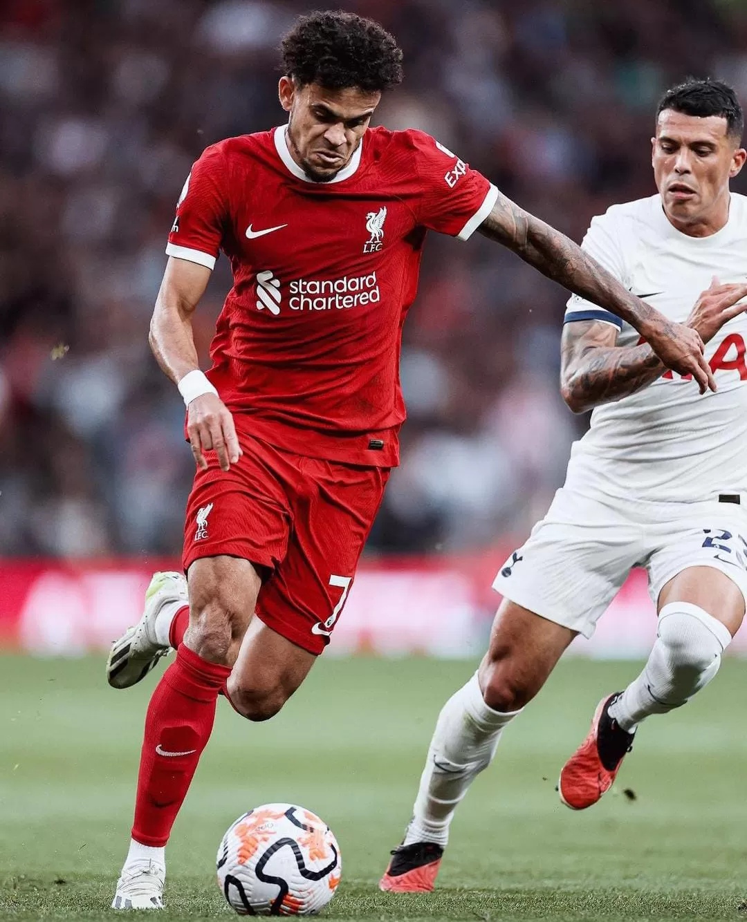 Luis Diaz berduel dengan bek Spurs Pedro Porro pada laga Spurs vs Liverpool pekan ketujuh Liga Inggris.