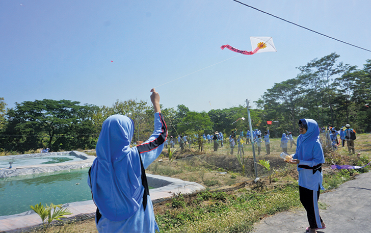 MENERBANGKAN: Sejumlah siswa SMP bermain layang-layang di kawasan objek wisata Umbul Siblarak, Desa Sidowayah, Kecamatan Polanharjo, Klaten, beberapa waktu lalu.