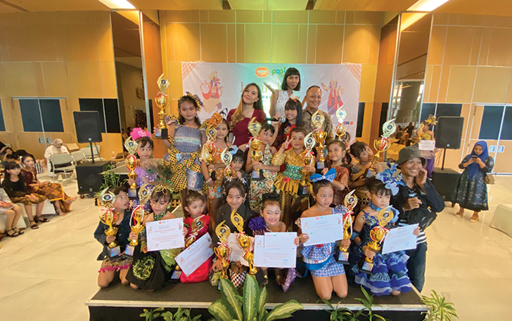 BERFOTO BERSAMA: Para pemenang lomba tari dan fashion show