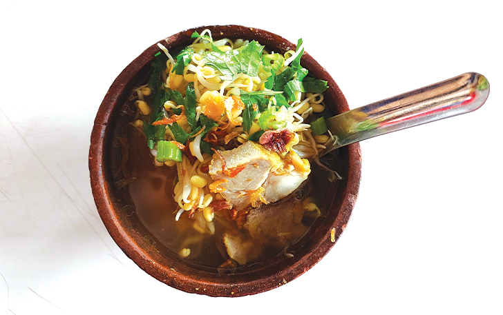 TRADISIONAL: Soto racikan Yayun yang banyak disuka. Lebih nikmat lagi dicampur sambal dan perasan jeruk nipis.
