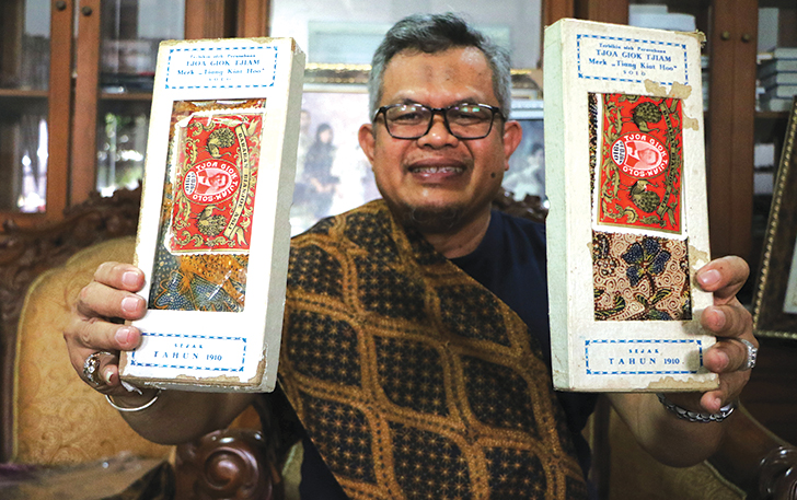 TETAP TERAWAT: Ari Nugroho memamerkan salah satu koleksi batik produksi keluarga Tjoa.