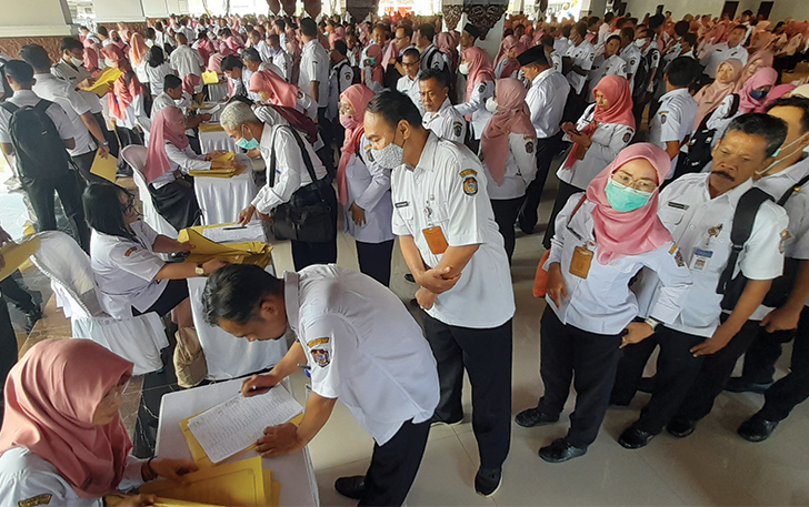 ABDI NEGARA: Penyerahan SK kenaikan pangkat ASN Pemkab Karanganyar.
