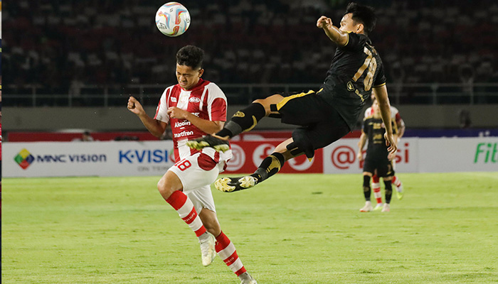 BERJIBAKU: Gelandang Persis Solo Arapenta Poerba (kiri) berebut bola udara dengan penggawa Persija Jakarta Witan Sulaeman di Stadion Manahan, Sabtu (30/9).