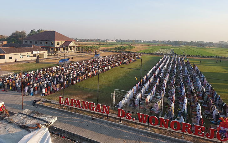 KHUSYUK: Ribuan jamaah padati Lapangan Desa Wonorejo, Kecamatan Polokarto melaksanakan Salat Istisqa, Sabtu (30/9) siang.
