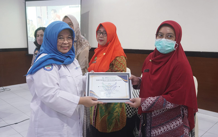 PPS Kepala BPJS Kesehatan Cabang Boyolali Dina Anjayani memberikan apresiasi kepada sejumlah faskes yang berkomitmen dalam peningkatan mutu pelayanan JKN di salah satu resto di Klaten, Senin (2/10).
