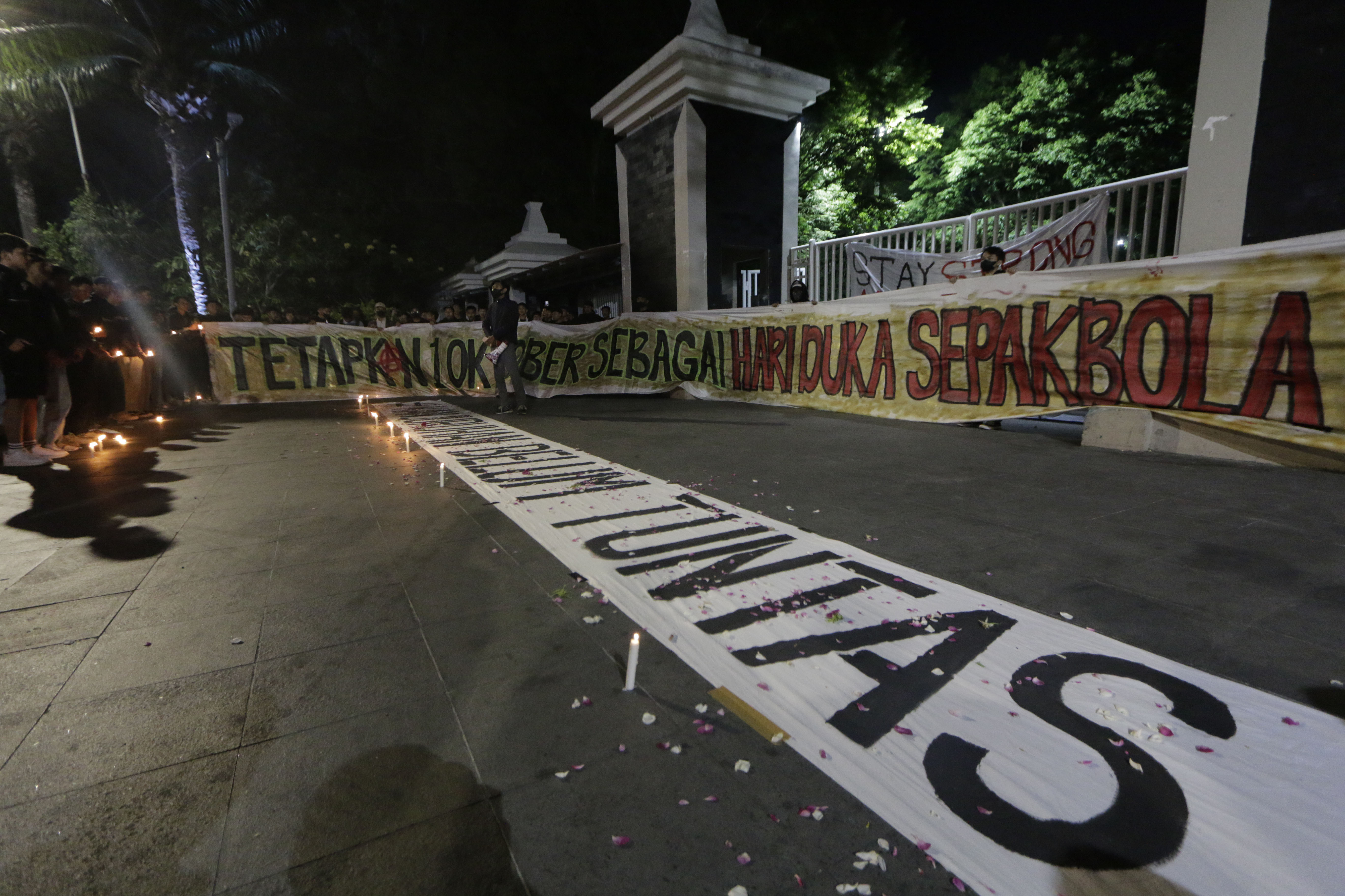 Dia bersama mengenang 1 tahun tragedi Kanjuruhan yang digelar di kawasan Patung Soekarno Manahan, Senin (2/10) malam. (M. IHSAN/RADAR SOLO)