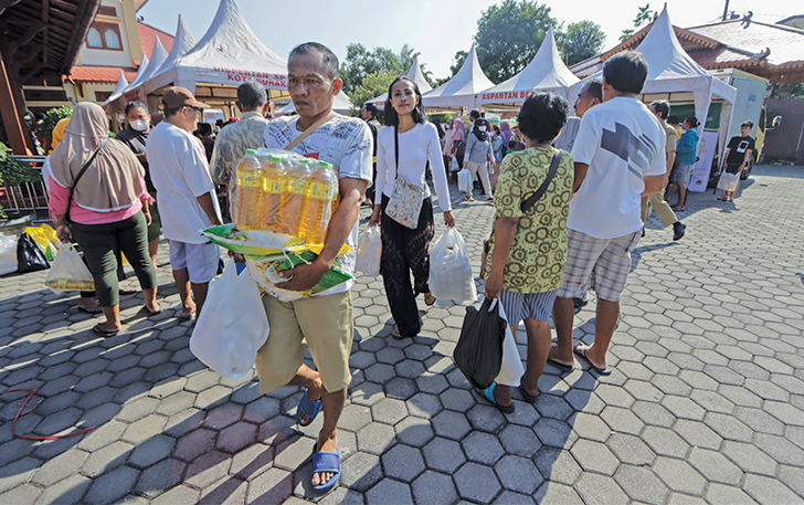 DIBURU: Pemkot dan Bulog menggelar pasar murah, belum lama ini.